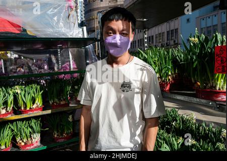 Ein Händler wird an seinem Blumenstand gesehen, als er während der Vorbereitungen für das bevorstehende chinesische Neujahrsfest 2022 des Tigers in Hongkong typische chinesische Neujahrsblumen verkauft. Die Hongkonger Regierung führte erneut strengere soziale Beschränkungen durch Covid ein, die Schulen, Unternehmen und öffentliche Plätze bis nach dem chinesischen Neujahrsfeiertag und den Feierlichkeiten zur Schließung zwingen, um die Ausbreitung der Omicron-Variante zu kontrollieren, da die Strategie der Regierung auf Null Infektionen in der Stadt abzielt. Stockfoto