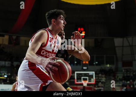 Guglielmo Caruso #30 von Pallacanestro Varese OpenJobMetis in Aktion während des italienischen Basketball LBA Lega Basket Ein 2021/22-Spiel in der regulären Saison zwischen OpenJobMetis Varese und Dolomiti Energia Trentino in der Enerxenia Arena, Varese, Italien am 30. Januar 2022 Stockfoto