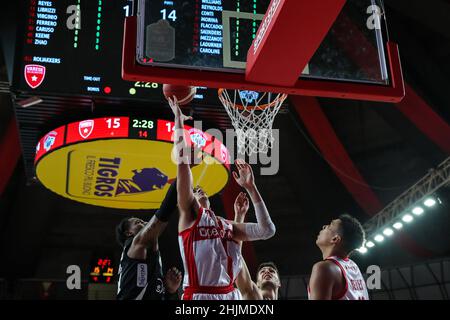 Guglielmo Caruso #30 von Pallacanestro Varese OpenJobMetis in Aktion während des italienischen Basketball LBA Lega Basket Ein 2021/22-Spiel in der regulären Saison zwischen OpenJobMetis Varese und Dolomiti Energia Trentino in der Enerxenia Arena, Varese, Italien am 30. Januar 2022 Stockfoto