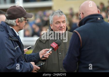 Rennen auf der Cheltenham Racecourse, Prestbury Park am Festival Trials Day im Januar vor dem Cheltenham Gold Cup Festival im März. Viertes Rennen 1. Stockfoto