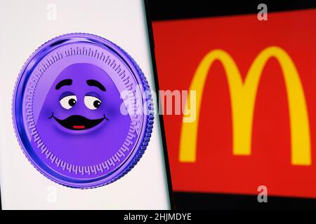 Grimace Coin auf dem Smartphone-Bildschirm und verschwommenes McDonald's-Logo auf dem Hintergrund. Gefälschte Meme-Münze. Stafford, Großbritannien, 30. Januar 2022. Stockfoto