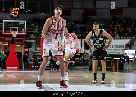 Guglielmo Caruso #30 von Pallacanestro Varese OpenJobMetis in Aktion während des italienischen Basketball LBA Lega Basket Ein 2021/22-Spiel in der regulären Saison zwischen OpenJobMetis Varese und Dolomiti Energia Trentino in der Enerxenia Arena, Varese, Italien am 30. Januar 2022 Stockfoto