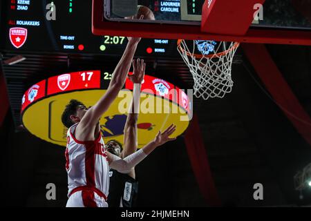 Guglielmo Caruso #30 von Pallacanestro Varese OpenJobMetis in Aktion während des italienischen Basketball LBA Lega Basket Ein 2021/22-Spiel in der regulären Saison zwischen OpenJobMetis Varese und Dolomiti Energia Trentino in der Enerxenia Arena, Varese, Italien am 30. Januar 2022 Stockfoto