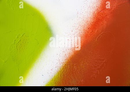 Grün weiß und braun Spray auf eine Ebene Oberfläche gemalt Stockfoto