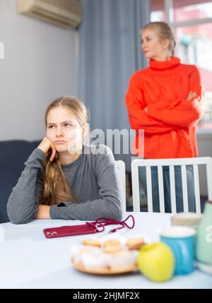 Porträt von verärgert Teenager Schülerin Stockfoto