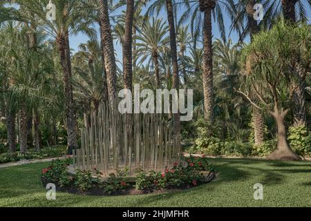 Die Skulptur im Huerto del Cura Garten wurde 1943 zum Nationalen Kunstgarten erklärt, einem Juwel im historischen Palmenhain von Elche, Alicante, Spanien. Stockfoto