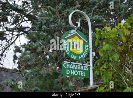 Ein Schild 'Gites de France' auf französisch, Gites de France ist ein Ferienhaus zu vermieten Stockfoto