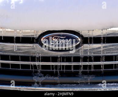 Eiszapfen hängen auf dem Kühlergrill eines Ford-Pick-up-Trucks, der in Santa Fe, New Mexico, geparkt ist. Stockfoto