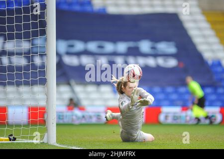 Birmingham, Großbritannien. 30th Januar 2022. Birmingham, England, Januar 30t Claudia moan (Sunderland no 13 ) macht eine entscheidende Rettung während des Womens FA Cup-Spiels zwischen Birmingham City & Sunderland im St Andrews Stadium in Birmingham, England Karl W Newton/Sports Press Bildnachweis: SPP Sport Press Foto. /Alamy Live News Stockfoto