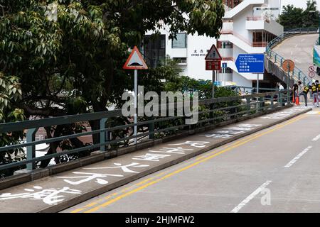 Hongkong, China. 11th. Juni 2021. Der Slogan zum Gedenken an die Opfer des Massakers vom 4. Juni 1989 in Peking ist auf einer Brücke des Universitätscampus zu sehen.die Universität von Hongkong am Samstag, den 29. Januar, verhüllte einen Slogan auf einer Brücke auf dem Campus, die an das Massaker vom 4. Juni erinnert. Ein weiterer Schritt nach der Schule entfernt die Säule der Schande, die auf dem Schulcampus errichtet wurde. Schulbeamte behaupteten, dass die Arbeiten Teil des regelmäßigen Wartungsplans seien. (Foto von Alex Chan/SOPA Images/Sipa USA) Quelle: SIPA USA/Alamy Live News Stockfoto