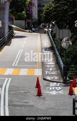 Hongkong, China. 11th. Juni 2021. Der Slogan zum Gedenken an die Opfer des Massakers vom 4. Juni 1989 in Peking ist auf einer Brücke des Universitätscampus zu sehen.die Universität von Hongkong am Samstag, den 29. Januar, verhüllte einen Slogan auf einer Brücke auf dem Campus, die an das Massaker vom 4. Juni erinnert. Ein weiterer Schritt nach der Schule entfernt die Säule der Schande, die auf dem Schulcampus errichtet wurde. Schulbeamte behaupteten, dass die Arbeiten Teil des regelmäßigen Wartungsplans seien. (Foto von Alex Chan/SOPA Images/Sipa USA) Quelle: SIPA USA/Alamy Live News Stockfoto