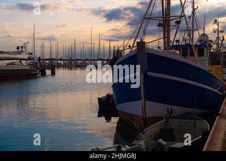 Romantische Abendstimmung in einem alten Fischerhafen, Burgstaaken, Fehmarn Island, Deutschland Stockfoto