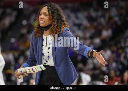 Baton Rouge, LA, USA. 30th Januar 2022. Kentucky Head Coach Kyra Elzy ruft ihr Team während der NCAA Women's Basketball Action zwischen den Kentucky Wildcats und den LSU Tigers im Pete Maravich Assembly Center in Baton Rouge, LA, zu Anweisungen. Jonathan Mailhes/CSM/Alamy Live News Stockfoto