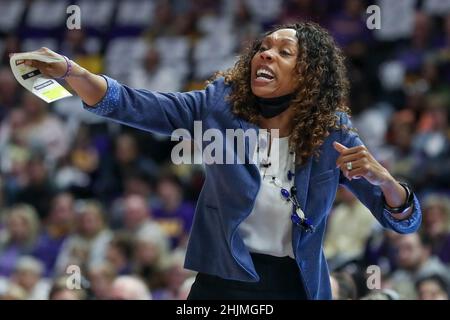 Baton Rouge, LA, USA. 30th Januar 2022. Kentucky Head Coach Kyra Elzy ruft ihr Team während der NCAA Women's Basketball Action zwischen den Kentucky Wildcats und den LSU Tigers im Pete Maravich Assembly Center in Baton Rouge, LA, zu Anweisungen. Jonathan Mailhes/CSM/Alamy Live News Stockfoto