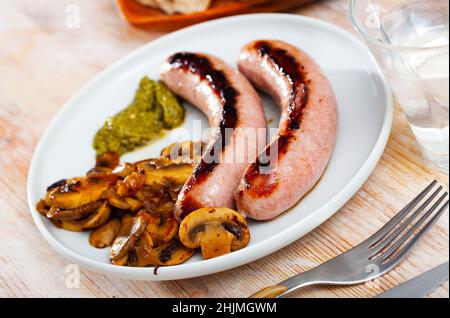 Gegrillte Würstchen mit Pilzen Stockfoto