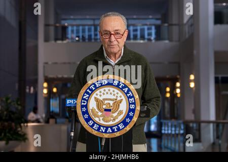 NEW YORK, NY – 30. JANUAR: Der Mehrheitsführer des Senats, US-Senator Chuck Schumer (D-NY), spricht am 30. Januar 2022 in New York City auf einer Pressekonferenz über die Finanzierung des ATF zur Bekämpfung von Waffengewalt. Senator Schumer strebt mindestens $1,5 Milliarden im nächsten Bundeshaushalt an, um die Operationen der ATF zu finanzieren, die, wie er bemerkte, entscheidend für die Bekämpfung der Epidemie der Waffengewalt und die Beseitigung illegaler Waffen von der Straße sind. Kredit: Ron Adar/Alamy Live Nachrichten Stockfoto