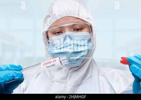 Healthcare , Medical hat einen PCR-Test Coronavirus COVID-19, Sammelprozess nasalen Proben NP und OP oralen, viralen DNA-Diagnoseverfahren RT-PCR Stockfoto