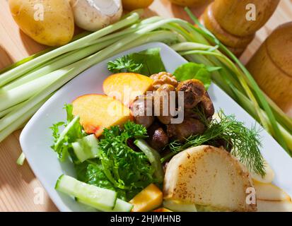 Gesunder Salat mit Hühnerherzen Stockfoto