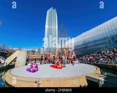 Oklahoma, JAN 29 2022 - Sonnenansicht des Löwentanzes beim Lunar New Year Festival Stockfoto