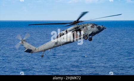 220129-N-PQ495-1195 PHILIPPINISCHES MEER (JAN 29, 2022) ein MH-60s Sea Hawk, der den „Black Knights“ des Helicopter Sea Combat Squadron (HSC) 4 zugewiesen wurde, landet auf dem Flugdeck des Nimitz-Klasse-Flugzeugträgers USS Carl Vinson (CVN 70), 29. Januar 2022. Die Carl Vinson Carrier Strike Group ist im geplanten Einsatzbereich der US-Flotte für 7th im Einsatz, um die Interoperabilität durch Allianzen und Partnerschaften zu verbessern und gleichzeitig als einsatzbereite Truppe zur Unterstützung einer freien und offenen Region im Indo-Pazifik-Raum zu dienen. (USA Navy Foto von Mass Communication Specialist Seaman Larissa T. Dougherty) Stockfoto