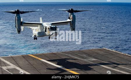 220129-N-PQ495-1237 PHILIPPINISCHES MEER (JAN 29, 2022) Ein CMV-22B Osprey, der der „Titanen“-Flotte Logistis Multi-Mission Squadron (VRM) 30 zugewiesen wurde, landet auf dem Flugdeck des Nimitz-Klasse-Flugzeugträgers USS Carl Vinson (CVN 70), 29. Januar 2022. Die Carl Vinson Carrier Strike Group ist im geplanten Einsatzbereich der US-Flotte für 7th im Einsatz, um die Interoperabilität durch Allianzen und Partnerschaften zu verbessern und gleichzeitig als einsatzbereite Truppe zur Unterstützung einer freien und offenen Region im Indo-Pazifik-Raum zu dienen. (USA Navy Foto von Mass Communication Specialist Seaman Larissa T. Dougherty) Stockfoto