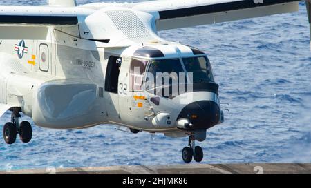 220129-N-PQ495-1237 PHILIPPINISCHES MEER (JAN 29, 2022) Ein CMV-22B Osprey, der der „Titanen“-Flotte Logistis Multi-Mission Squadron (VRM) 30 zugewiesen wurde, landet auf dem Flugdeck des Nimitz-Klasse-Flugzeugträgers USS Carl Vinson (CVN 70), 29. Januar 2022. Die Carl Vinson Carrier Strike Group ist im geplanten Einsatzbereich der US-Flotte für 7th im Einsatz, um die Interoperabilität durch Allianzen und Partnerschaften zu verbessern und gleichzeitig als einsatzbereite Truppe zur Unterstützung einer freien und offenen Region im Indo-Pazifik-Raum zu dienen. (USA Navy Foto von Mass Communication Specialist Seaman Larissa T. Dougherty) Stockfoto