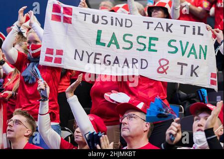 Budapest, Ungarn, 30th. Januar 2022. Die Fans Dänemarks unterstützen ihr Team beim EHF EURO 2022, 3rd Place Match der Männer zwischen Frankreich und Dänemark in Budapest, Ungarn. 30. Januar 2022. Kredit: Nikola Krstic/Alamy Stockfoto