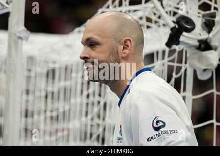 Budapest, Ungarn, 30th. Januar 2022. Torhüter Vincent Gerard aus Frankreich sieht nach der Niederlage beim EHF-EM 2022, 3rd, auf dem Platz-Match zwischen Frankreich und Dänemark in Budapest, Ungarn, niedergeschlagen aus. 30. Januar 2022. Kredit: Nikola Krstic/Alamy Stockfoto