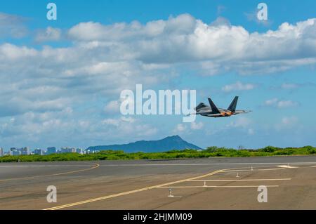 Eine Hawaii Air National Guard F-22 Raptor fliegt während einer gemeinsamen Übung am 21. Januar 2022 auf der Joint Base Pearl Harbor-Hickam, Hawaii. Die Übung bietet qualitativ hochwertige Schulungen für die Total Force und das Verteidigungsministerium, um die Letalität und Bereitschaft für gegenwärtige und zukünftige Kriegskämpfer zu erhöhen. Die „Hawaiian Raptors“, die von ANG und Active-Duty Airmen der 199th und 19th Jagdgeschwader betrieben werden. (USA Foto der Air National Guard von Meister Sgt. Mysti Bicoy) Stockfoto