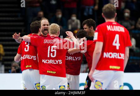 Budapest, Ungarn, 30th. Januar 2022. Die Spieler Dänemarks feiern den Sieg beim EHF EURO 2022, 3rd Place Match der Männer zwischen Frankreich und Dänemark in Budapest, Ungarn. 30. Januar 2022. Kredit: Nikola Krstic/Alamy Stockfoto