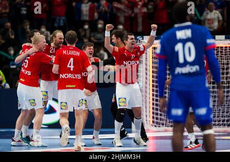 Budapest, Ungarn, 30th. Januar 2022. Die Spieler Dänemarks feiern den Sieg beim EHF EURO 2022, 3rd Place Match der Männer zwischen Frankreich und Dänemark in Budapest, Ungarn. 30. Januar 2022. Kredit: Nikola Krstic/Alamy Stockfoto