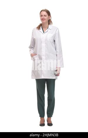 Die ganze Länge einer Ärztin, die vor einem isolierten weißen Hintergrund steht Stockfoto