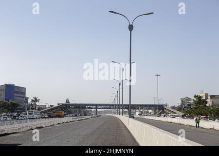 Nairobi, Kenia. 26th Januar 2022. Eine allgemeine Ansicht eines Straßenabschnitts, der fast vollständig vom Nairobi Expressway Project entlang der Mombasa Road ist. Der Bau der 27,1km langen mautpflichtigen Autobahn, der Nairobi Expressway, wird fortgesetzt und soll im Juni 2022 abgeschlossen werden. Der Nairobi Expressway soll die Stadt Nairobi durch einen schnelleren und zuverlässigen Transport entlasten. Kredit: SOPA Images Limited/Alamy Live Nachrichten Stockfoto