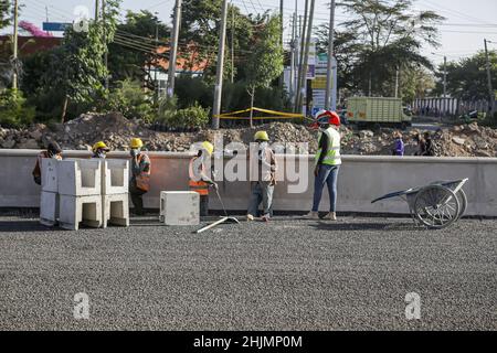 Nairobi, Kenia. 26th Januar 2022. Bauarbeiter arbeiten auf einem Abschnitt einer Baustelle des Nairobi Expressway Project entlang der Straße von Mombasa. Der Bau der 27,1km langen mautpflichtigen Autobahn, der Nairobi Expressway, wird fortgesetzt und soll im Juni 2022 abgeschlossen werden. Der Nairobi Expressway soll die Stadt Nairobi durch einen schnelleren und zuverlässigen Transport entlasten. Kredit: SOPA Images Limited/Alamy Live Nachrichten Stockfoto