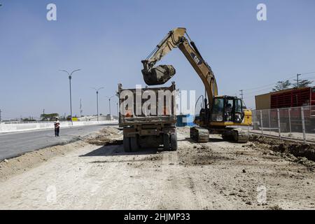 Nairobi, Kenia. 26th Januar 2022. Ein Bagger belädt einen LKW auf einem Abschnitt einer Baustelle des Nairobi Expressway Project entlang der Mombasa Road. Der Bau der 27,1km langen mautpflichtigen Autobahn, der Nairobi Expressway, wird fortgesetzt und soll im Juni 2022 abgeschlossen werden. Der Nairobi Expressway soll die Stadt Nairobi durch einen schnelleren und zuverlässigen Transport entlasten. (Foto von Boniface Muthoni/SOPA Images/Sipa USA) Quelle: SIPA USA/Alamy Live News Stockfoto