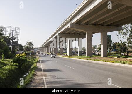 Nairobi, Kenia. 26th Januar 2022. Eine allgemeine Ansicht eines kompletten Überführung Straßenbaus eines Abschnitts des Nairobi Expressway Project entlang der Mombasa Road. Der Bau der 27,1km langen mautpflichtigen Autobahn, der Nairobi Expressway, wird fortgesetzt und soll im Juni 2022 abgeschlossen werden. Der Nairobi Expressway soll die Stadt Nairobi durch einen schnelleren und zuverlässigen Transport entlasten. (Foto von Boniface Muthoni/SOPA Images/Sipa USA) Quelle: SIPA USA/Alamy Live News Stockfoto