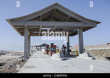 Nairobi, Kenia. 26th Januar 2022. Eine Mautstation befindet sich im Bau bei K7, einem Abschnitt des Nairobi Expressway Project entlang der Straße von Mombasa.der Bau der 27,1km langen mautpflichtigen Autobahn, der Nairobi Expressway, wird fortgesetzt und soll im Juni 2022 fertiggestellt werden. Der Nairobi Expressway soll die Stadt Nairobi durch einen schnelleren und zuverlässigen Transport entlasten. (Bild: © Boniface Muthoni/SOPA Images via ZUMA Press Wire) Stockfoto