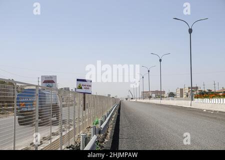 Nairobi, Kenia. 26th Januar 2022. Ein Abschnitt der Straße, der fast vollständig vom Nairobi Expressway Project entlang der Mombasa Road ist.der Bau der 27,1km langen mautpflichtigen Autobahn, der Nairobi Expressway, wird fortgesetzt und soll im Juni 2022 fertiggestellt werden. Der Nairobi Expressway soll die Stadt Nairobi durch einen schnelleren und zuverlässigen Transport entlasten. (Bild: © Boniface Muthoni/SOPA Images via ZUMA Press Wire) Stockfoto