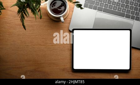 Arbeitsplatz mit tragbaren digitalen Tablet Touchpad Computer weißen Bildschirm auf modernen Tisch. Stockfoto