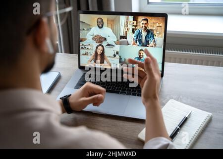 Rückansicht des Mannes, der virtuelle Schulungen zu Videokonferenz, Online-Webinar, absolviert Stockfoto