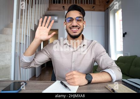 Kopfbildnis eines jungen erwachsenen indischen Mannes, der eine Brille trägt und vor die Kamera schaut Stockfoto