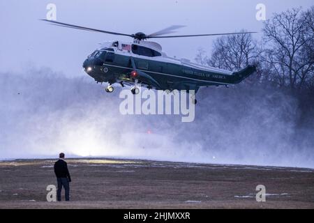 Mount Vernon, Virginia, USA. 30th Januar 2022. Marine One, Washingtons US-Präsident Joe Biden und First Lady Jill Biden dabei sind, bereitet sich auf die Landung im Haus von George Associations Mount Vernon vor, um am Black Tie Dinner der National Governors in Mount Vernon, Virginia, USA, am 30. Januar 2022 teilzunehmen. Quelle: Jim LoScalzo/Pool via CNP/dpa/Alamy Live News Stockfoto