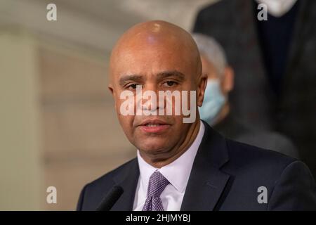 NEW YORK, NY – 30. JANUAR: Adolfo Carrion spricht auf einer Pressekonferenz, auf der er seine Ernennung zum kommissar des Department of Housing Preservation and Development (HPD) am 30. Januar 2022 in New York City ankündigte. Kredit: Ron Adar/Alamy Live Nachrichten Stockfoto