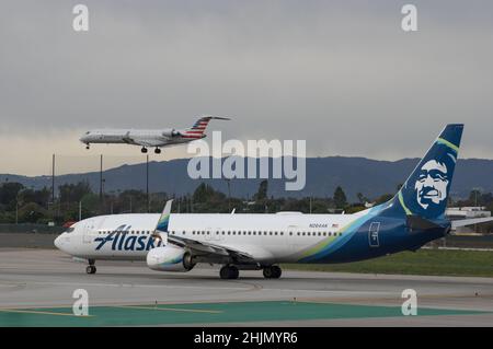 Alaska Airlines Boeing 737-990(er) mit der Registrierung N264AK, die am 29. Januar 2022 von LAX, Los Angeles, Kalifornien, USA, abfliegt. Stockfoto