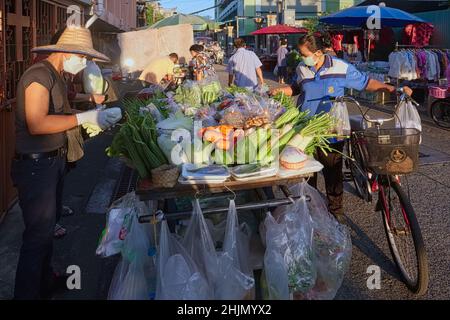 Ein Straßenhändler, der Gemüse von seinem Wagen verkauft, in Ban Yuan, Bangkok, Thailand, einer alten Siedlung vietnamesischer und kambodschanischer Einwanderer Stockfoto