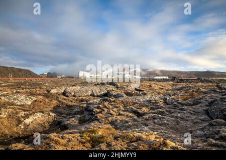 Das Kraftwerk Svartsengi neben der Blauen Lagune in Island. Stockfoto