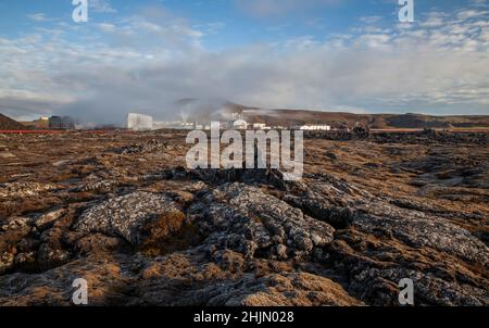 Das Kraftwerk Svartsengi neben der Blauen Lagune in Island. Stockfoto