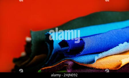 Stoffmuster auf orangefarbenem Hintergrund. Siebdruck-Produktion. Siebdruck-Textildruck. Drucken von Bildern auf Kleidung in einem Designstudio Stockfoto