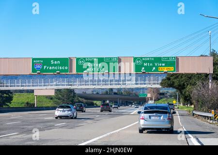 Leichter Fahrzeugverkehr auf der Interstate 280 in Richtung Norden nach San Francisco im Silicon Valley. Autobahnausfahrt des Highway 85 über dem Straßenschild nach Gilroy und Mountain View Stockfoto