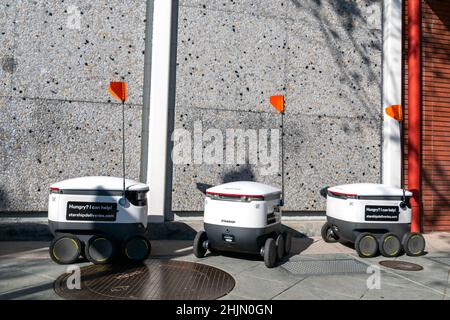 Raumschiff-Nahrungsmittelzustellung automatische Roboter von Starship Technologies, warten auf dem Parkplatz in der Nähe des Lebensmittelgeschäftes - San Jose, Kalifornien, USA - 2022 Stockfoto